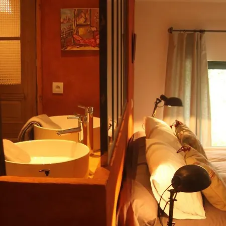 La Demeure Des Maitres Bed & Breakfast