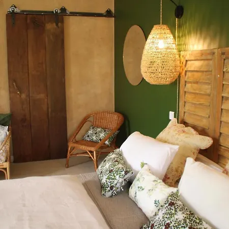 La Demeure Des Maitres Couette-café Chirols