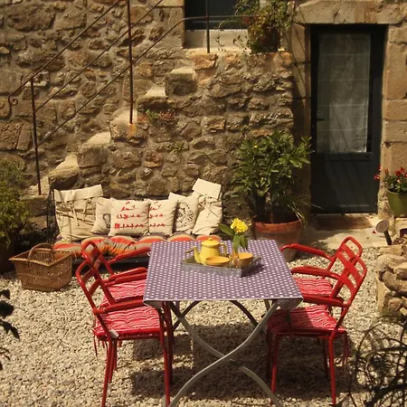 La Demeure Des Maitres Couette-café Chirols