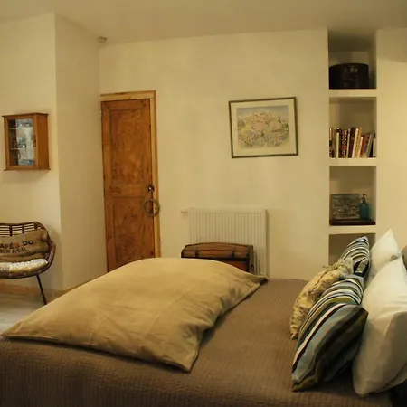 La Demeure Des Maitres Bed & Breakfast