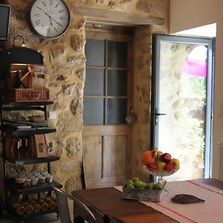 La Demeure Des Maitres Couette-café 3*