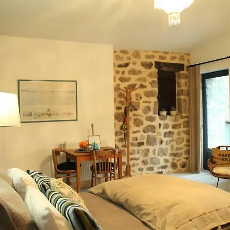 La Demeure Des Maitres Couette-café 3*